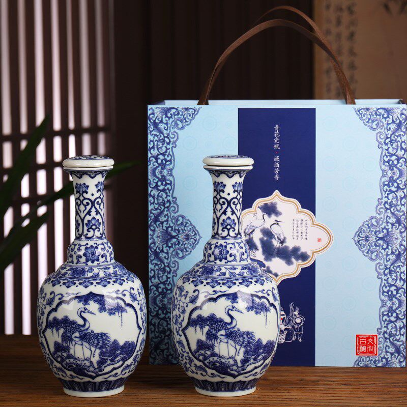 景德镇青花陶瓷酒瓶 1斤2斤装青花釉中彩松鹤空酒坛 500毫升酒壶