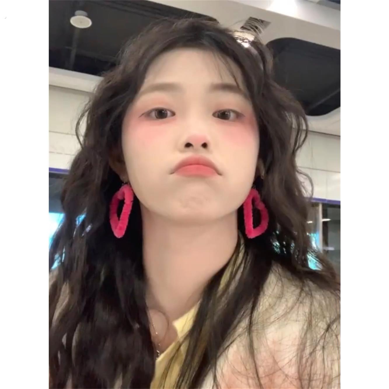 显白粉色大爱心毛绒玫红色耳环耳夹夸张显脸瘦圆脸耳饰女