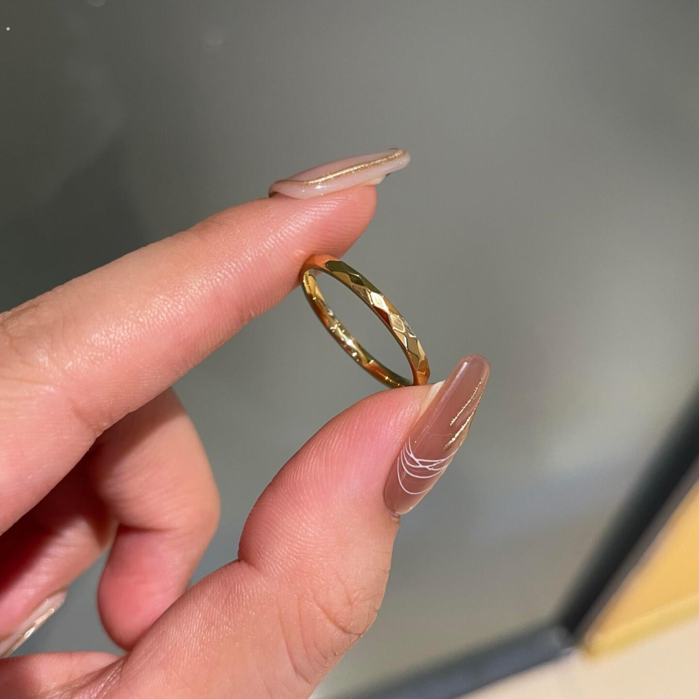 极细素圈菱格纹戒指女小众设计波光粼粼尾戒高级感不掉色食指戒指