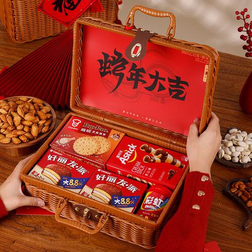 甄选2025新年礼盒复古藤编礼盒手提盒蛇年伴手礼盒坚果零食年货包