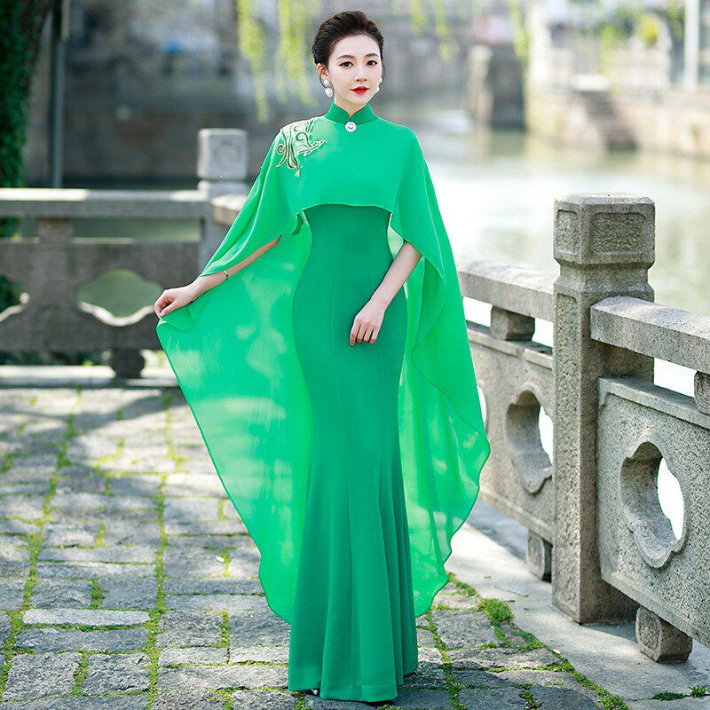 2023年新款走秀旗袍长版红色优雅舞台礼服模特新式披肩旗袍年轻款
