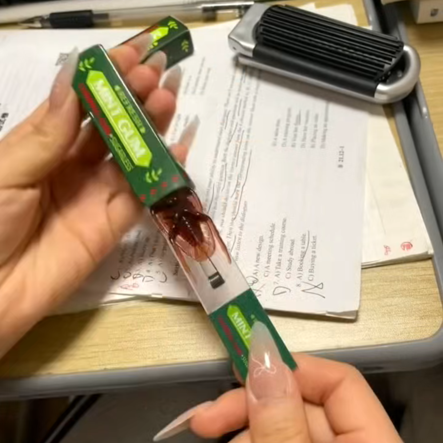 蟑螂口香糖抽拉弹出吓一跳恶搞整蛊玩具仿真绿箭口香糖恶作剧道具