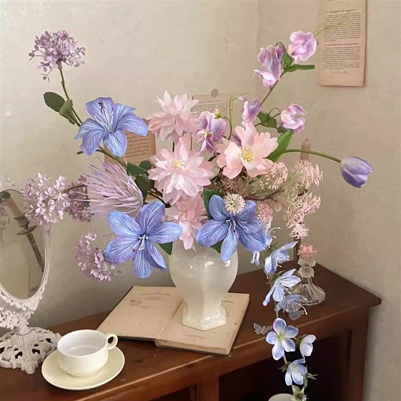 花艺师设计梦幻光镜油画风真仿花蓝束插花粉色花紫色插花软装餐桌