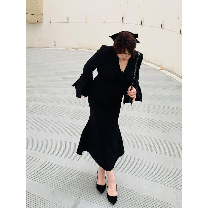 dese嘚瑟软糖大码V领连衣裙胖mm喇叭袖性感小黑裙鱼尾礼服裙子