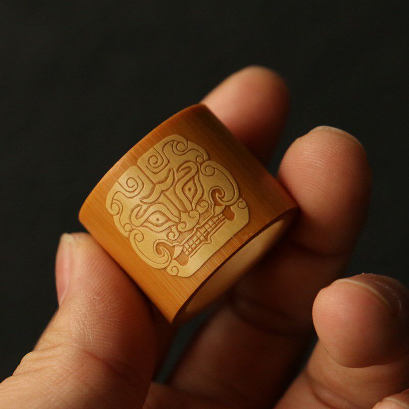 精品名家戚挺飞纯手工留青雕刻兽头图老玉竹文玩扳指竹指环