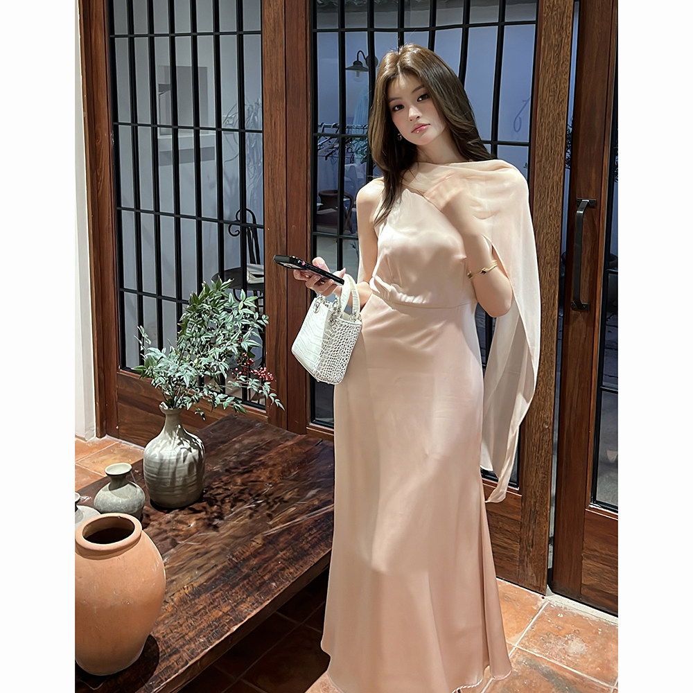 实拍2026春夏新款设计感粉色无袖缎面飘带连衣裙收腰显瘦高长裙女