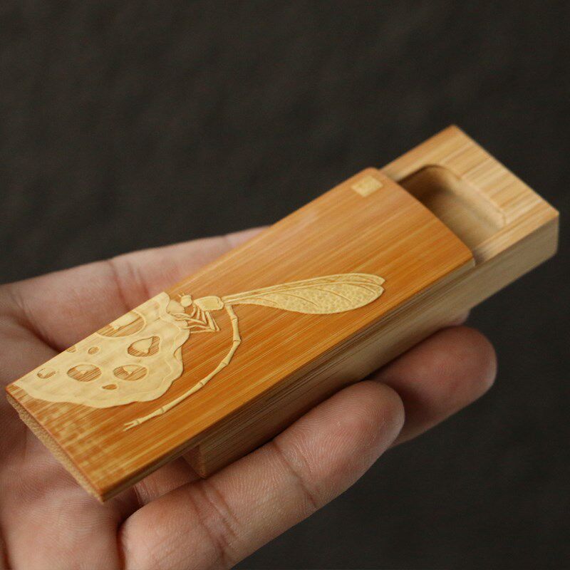 十几年玉竹老牙东雕名家戚挺飞本工留青阳刻料签盒把件把玩文玩竹