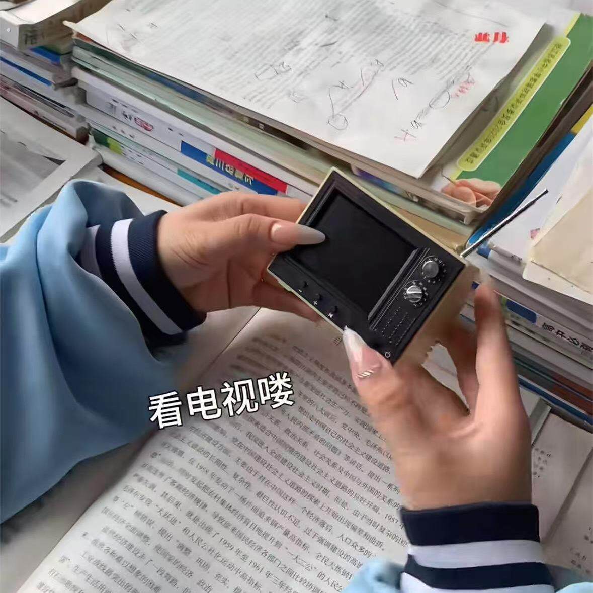便携式迷你小电视可看可播放12分娃屋微缩场景电视机家具模型学生