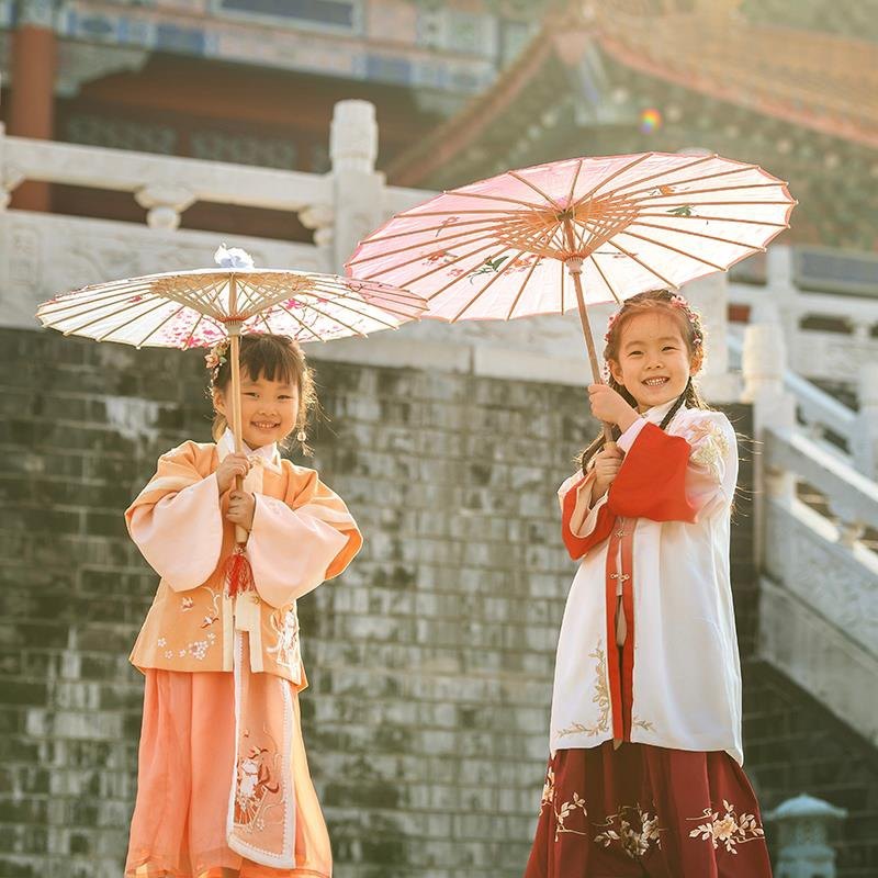 古代雨中女伞汉服油纸伞古风儿童油纸伞防水伞国风古典装饰童摆件