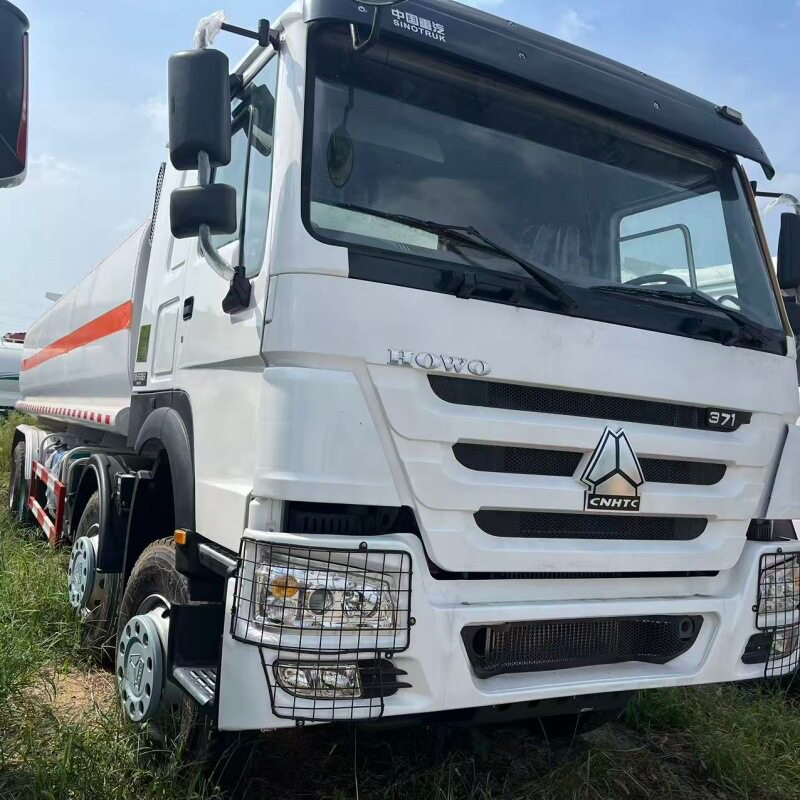 重汽豪沃前四后八油罐车