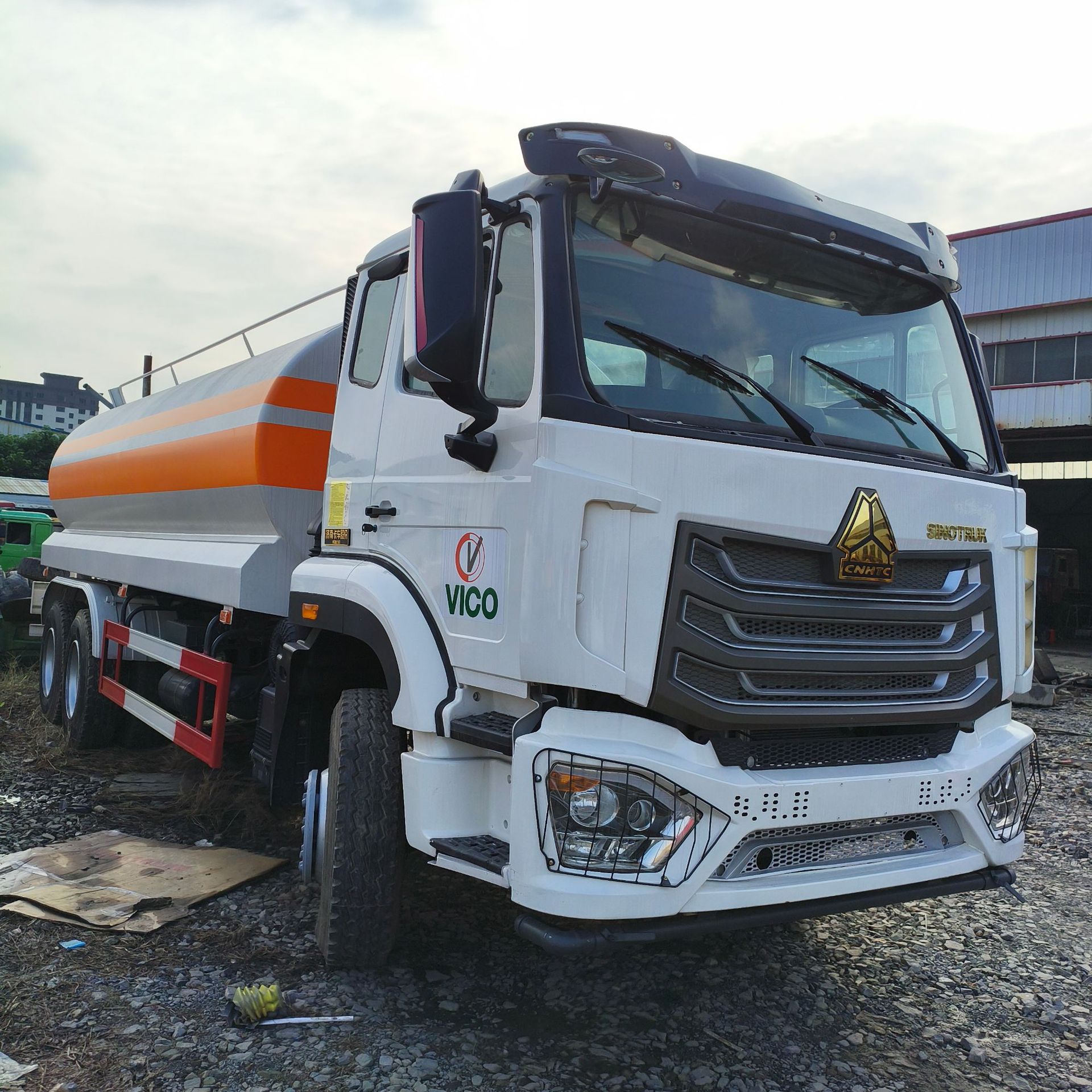 厂家出口豪沃工程洒水车 牵引车头 336马力后八轮工程自卸卡车