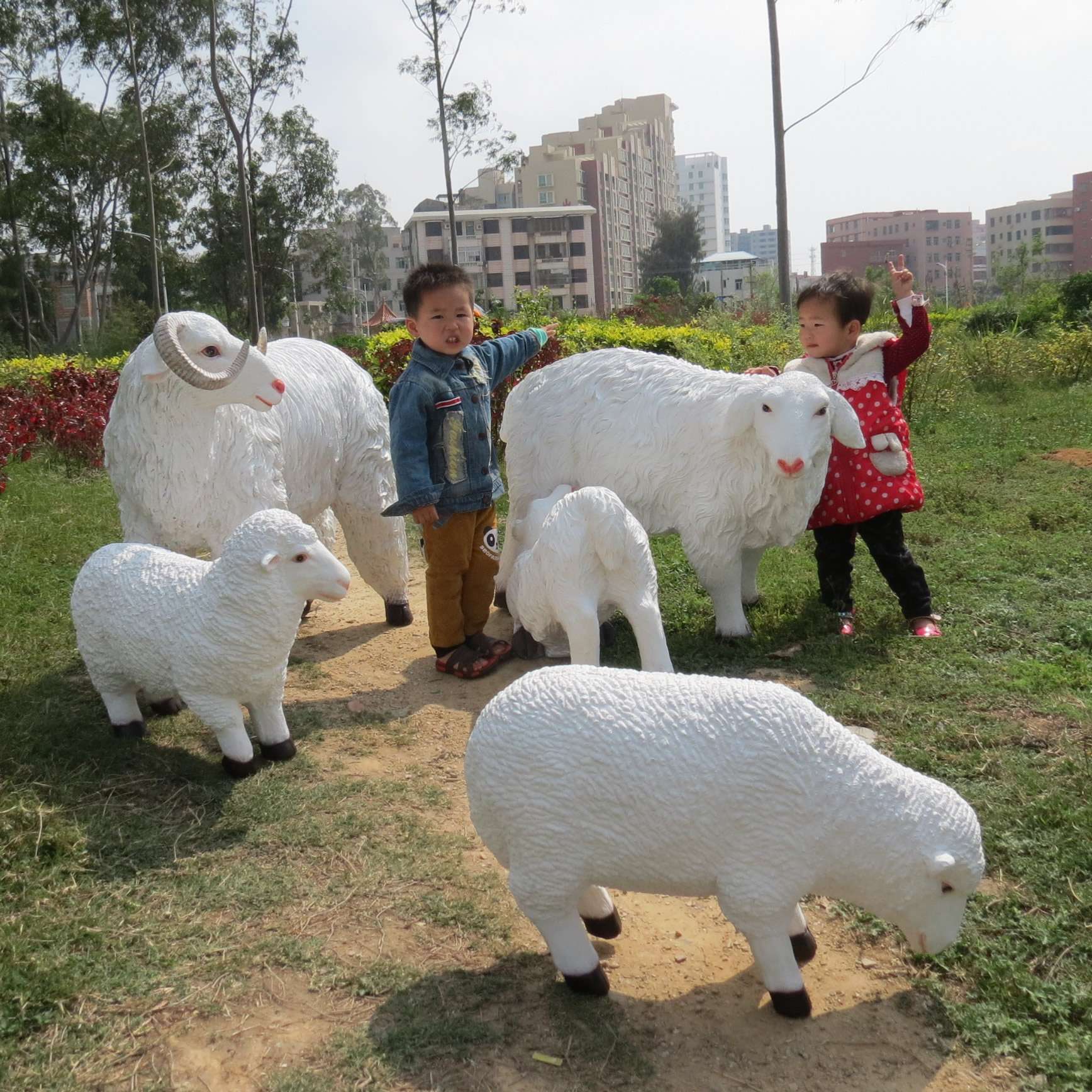 玻璃钢仿真动物绵羊雕塑  广场户外园林绿地景观装饰品模型摆件