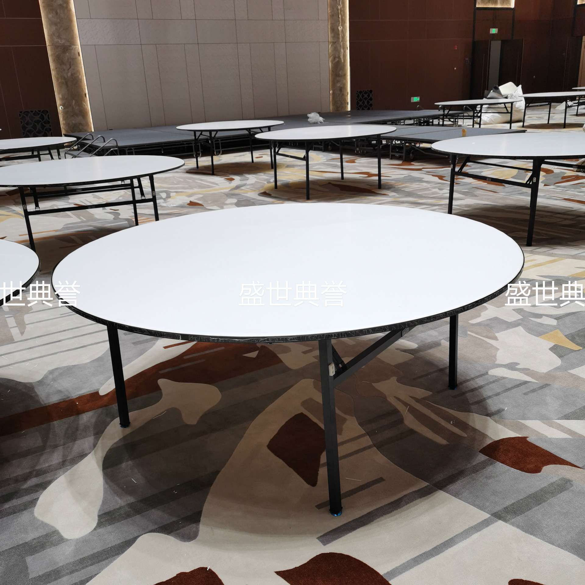 苏州度假酒店宴会厅折叠圆桌饭店婚礼圆桌宴会中心1.8米婚宴餐桌