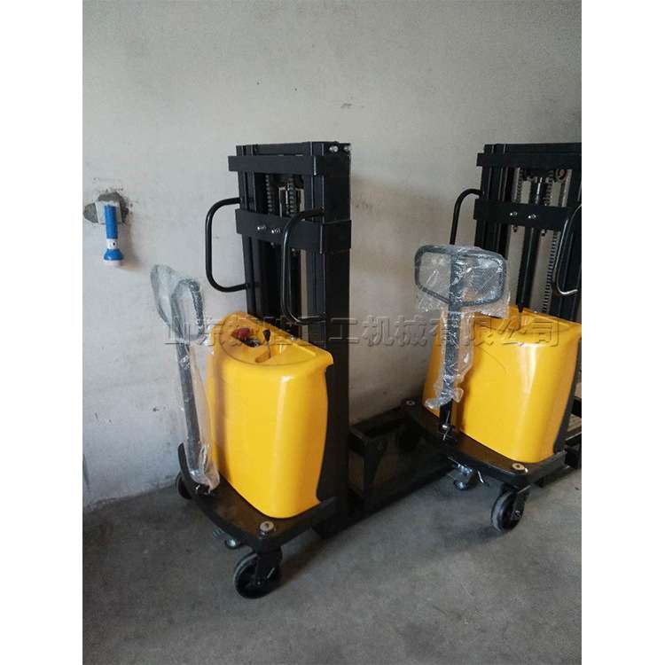 工厂搬货运输堆高车 电瓶升降叉车 手拉式设备 站架式托盘叉车