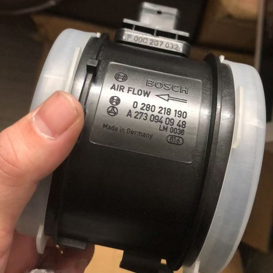 适用于奔驰威霆v260空气流量计