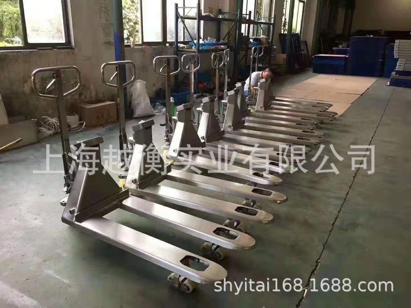 1-3吨不锈钢手动液压叉车带电子称多少钱越衡2t地牛称重叉车