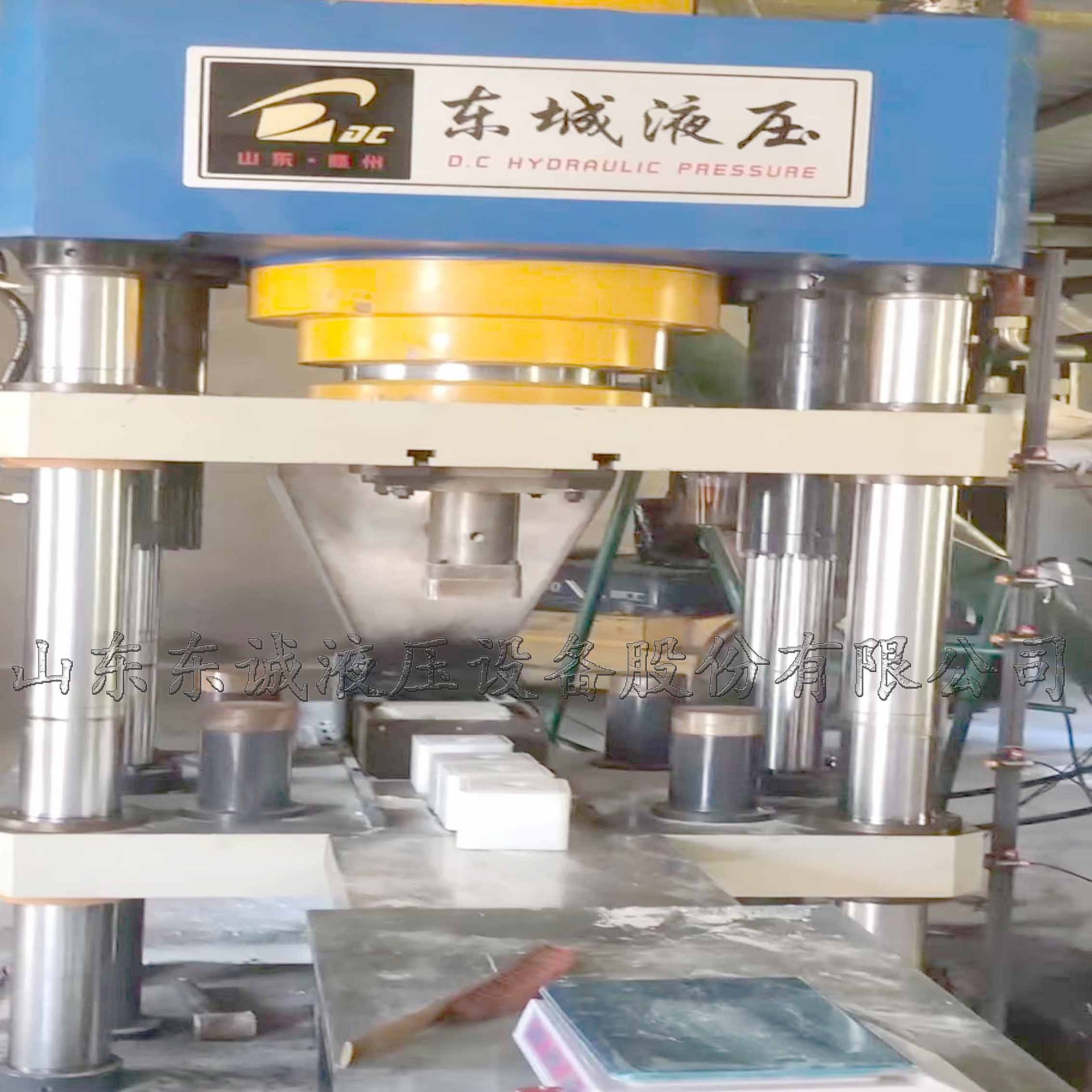 东诚直销全自动牛羊舔砖液压机 每块5公斤 一出一模 每小时约1吨