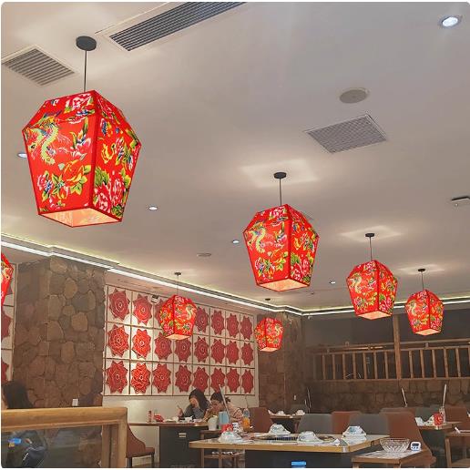 新中式餐饮吊灯东北风铁锅炖大厅灯具特色创意照明灯饰大花布灯笼图片