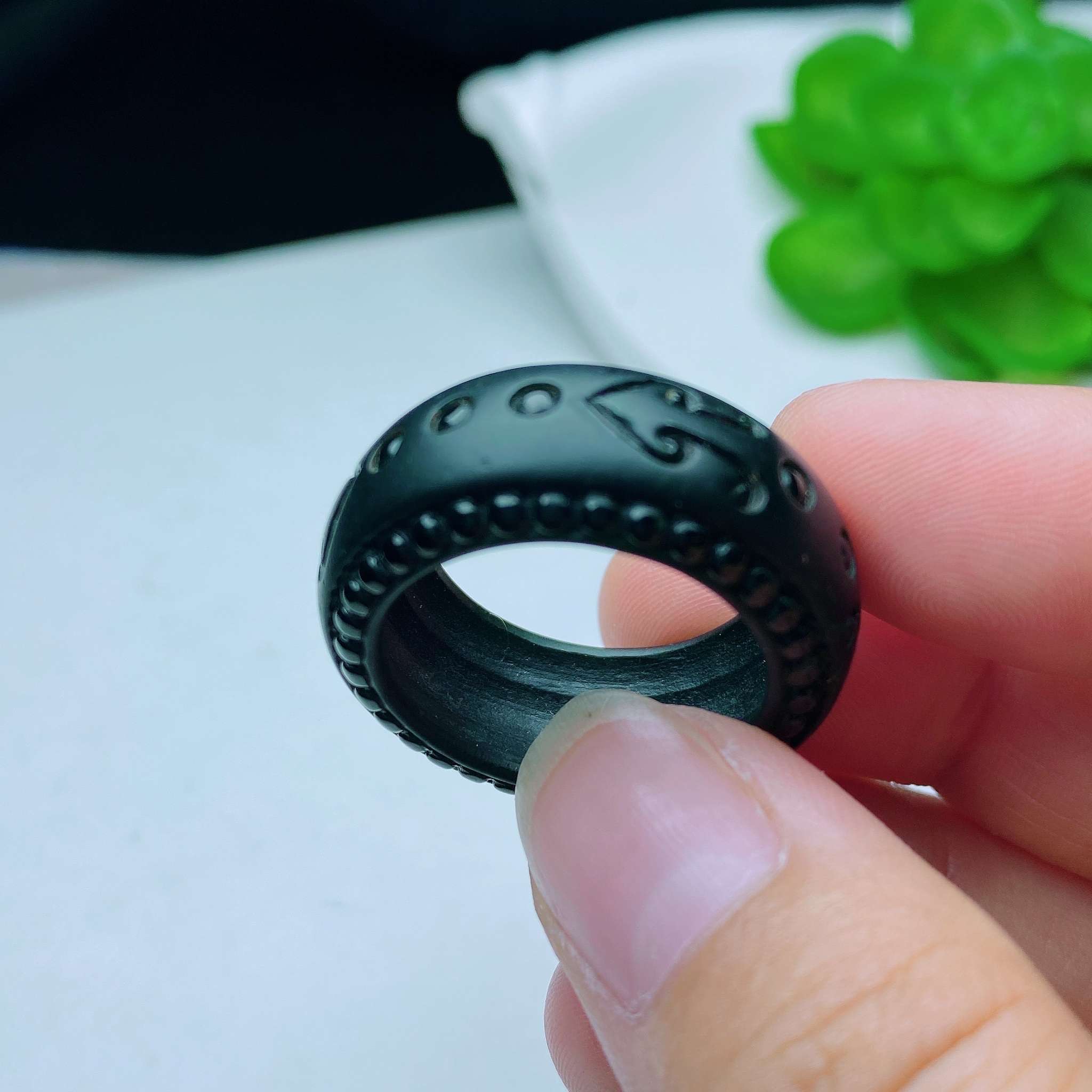 缅甸天然翡翠a货墨翠指环玉扳指键盘黑打灯透绿jy圈口尺寸：24mm