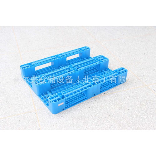 Heavy-Duty Grid Surface And 3 Runners Plastic Pallet