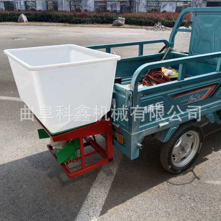 科鑫小型家用颗粒化肥撒肥机电动三轮后悬挂施肥器大棚农田追肥机