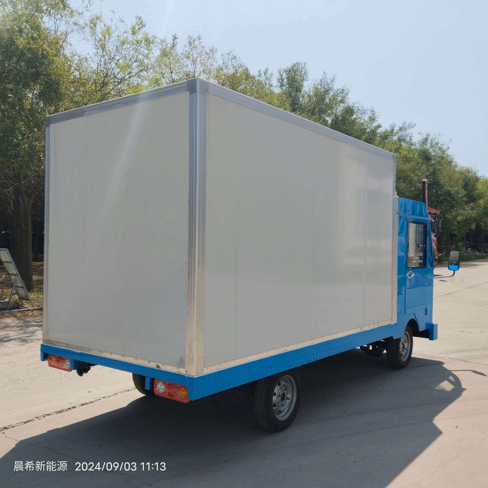 电动四轮保温送餐车学校厂区仓储物流平板搬运车厢式运输车货车