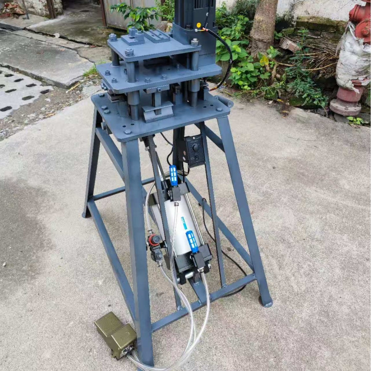 20极简玻璃门冲孔模具边框打孔