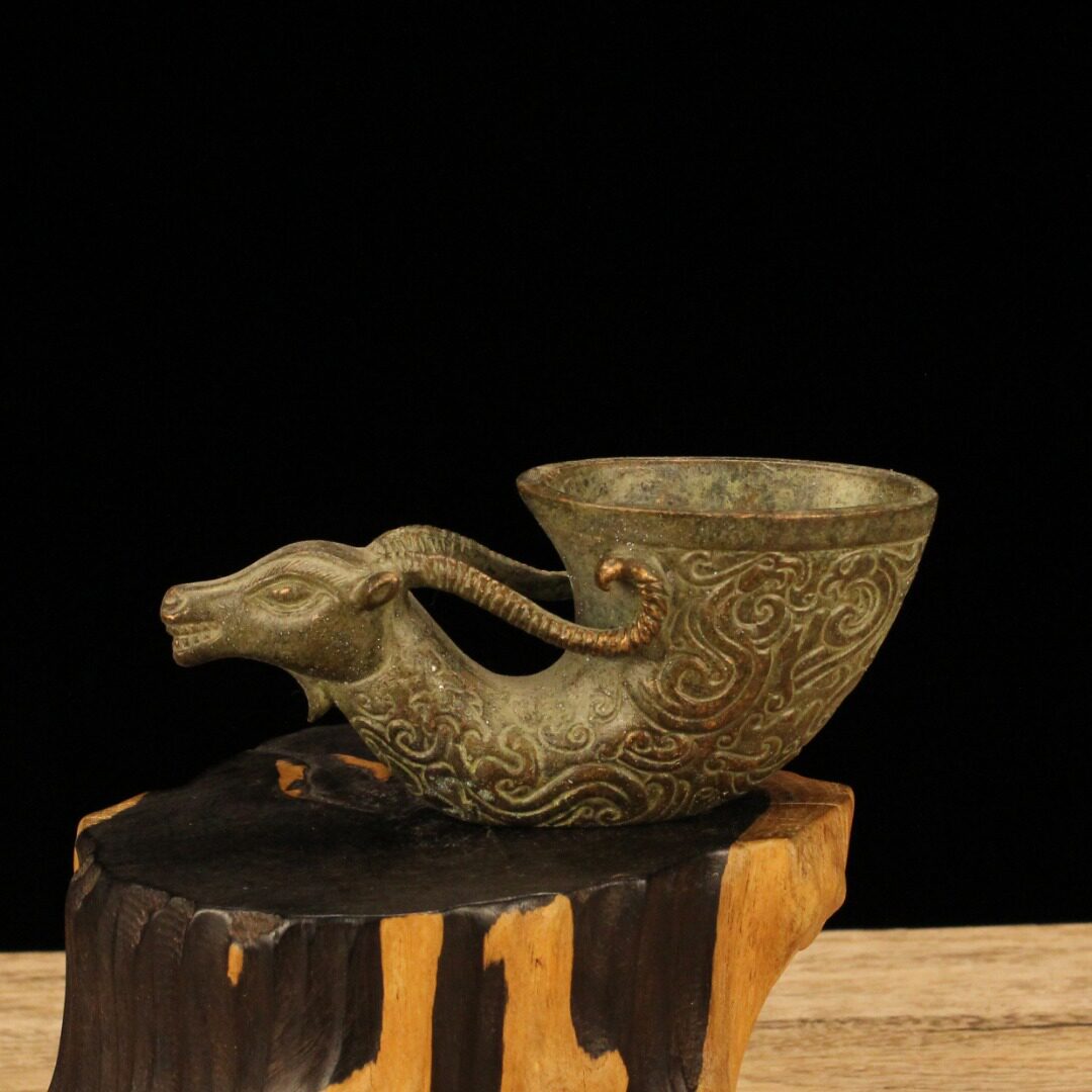铜器羊头杯古玩杂项凤纹羊首酒樽杯摆件复古合金工艺品装饰酒杯
