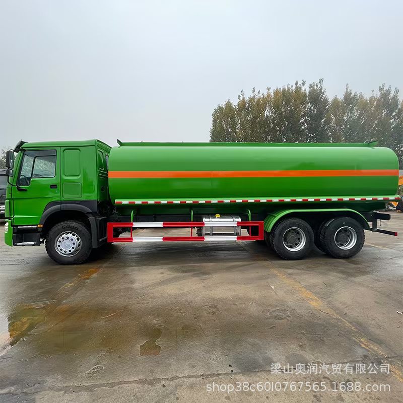 豪沃后八轮20方铝合金加油罐车