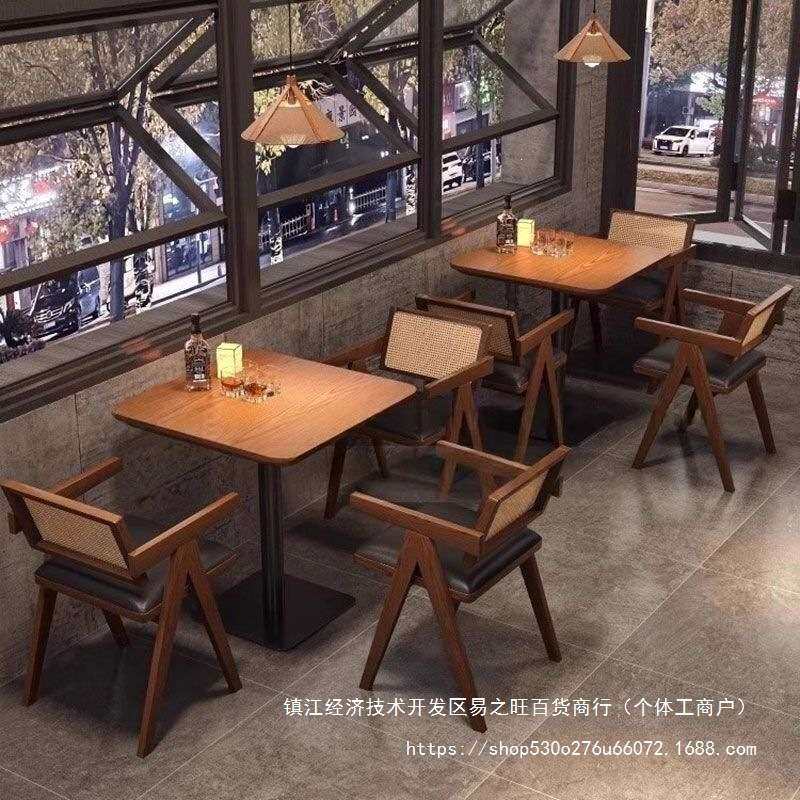 复古清酒吧桌椅组合可定西餐厅咖啡厅小酒馆实木编藤商用餐桌椅