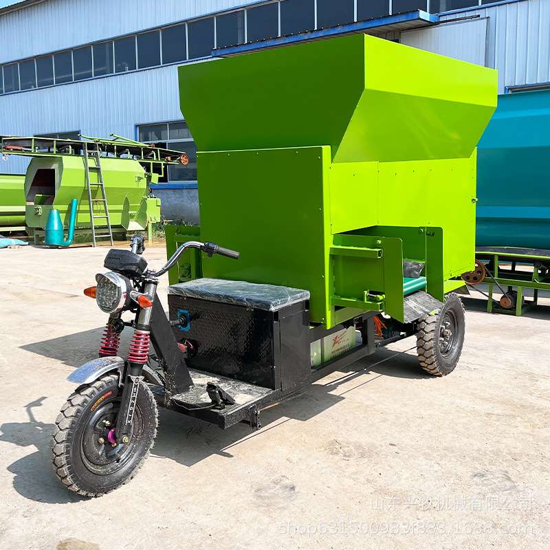 轻卡四轮撒料车图片青储全日粮牧草喂料车刮板式撒草车