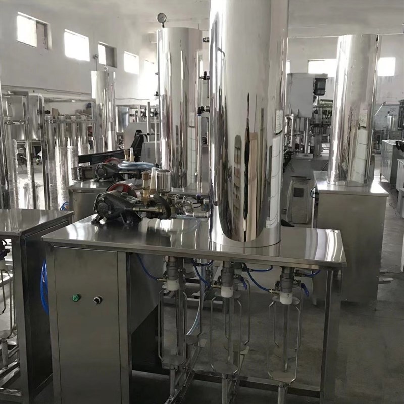 汽水苏打酒水生产设备碳酸饮料小型混合灌装机带含V加气果汁饮料