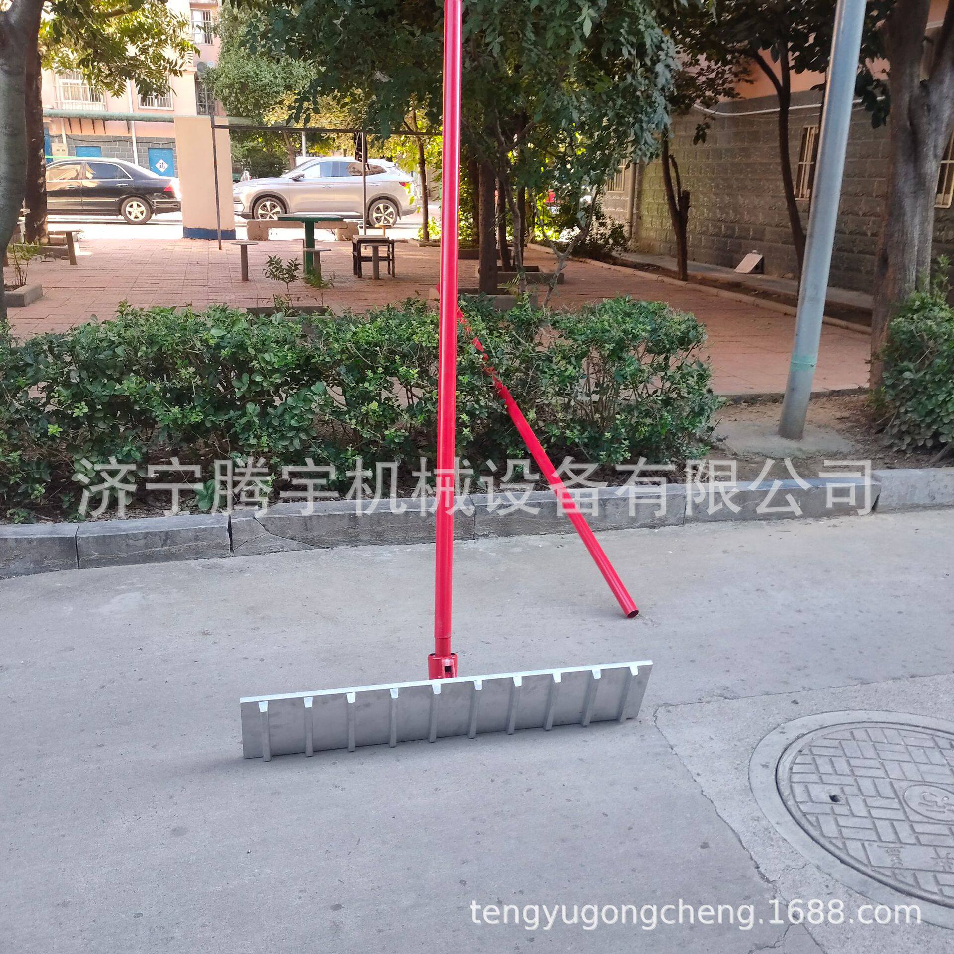 现浇牛场地面拉槽机图片 牛场大耙子厂家 牛舍现浇开槽机操作视频