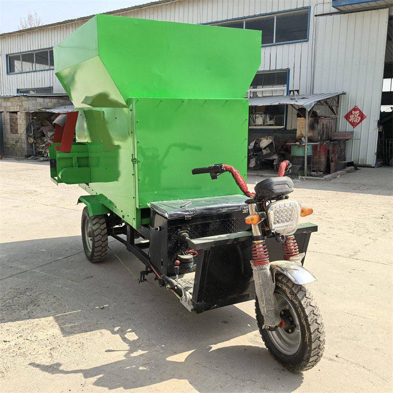 三轮车载式牛场抛料车5立方畜牧场双面撒料车自走式搅拌撒草机