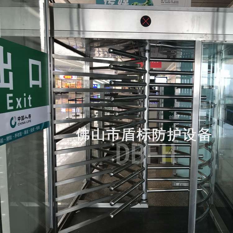 盾标防护厂家订制圆弧形单向栏杆门不锈钢全高旋转转闸出口棍匝道