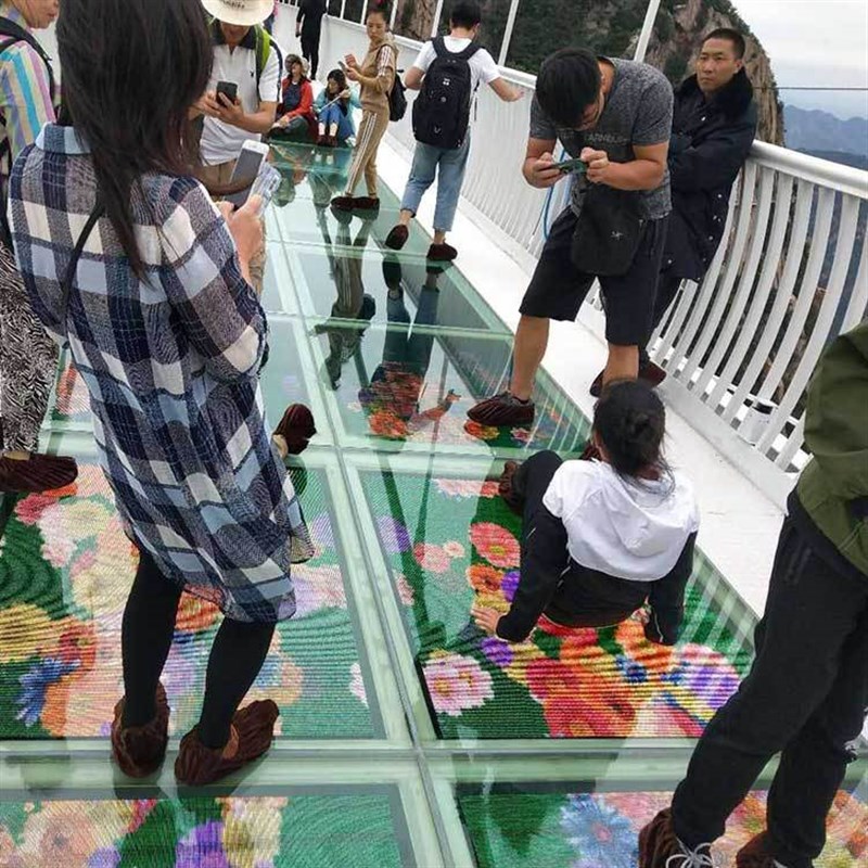 户外景区LED透明j玻璃屏幕 P3.91人走地面碎裂体验LED互动桥梁过