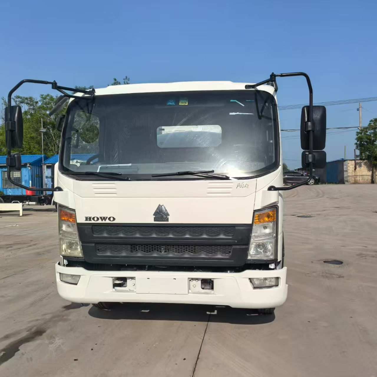 重汽豪沃4*2轻型卡车底盘可做5吨10吨加油车 ,油罐车流动加油车