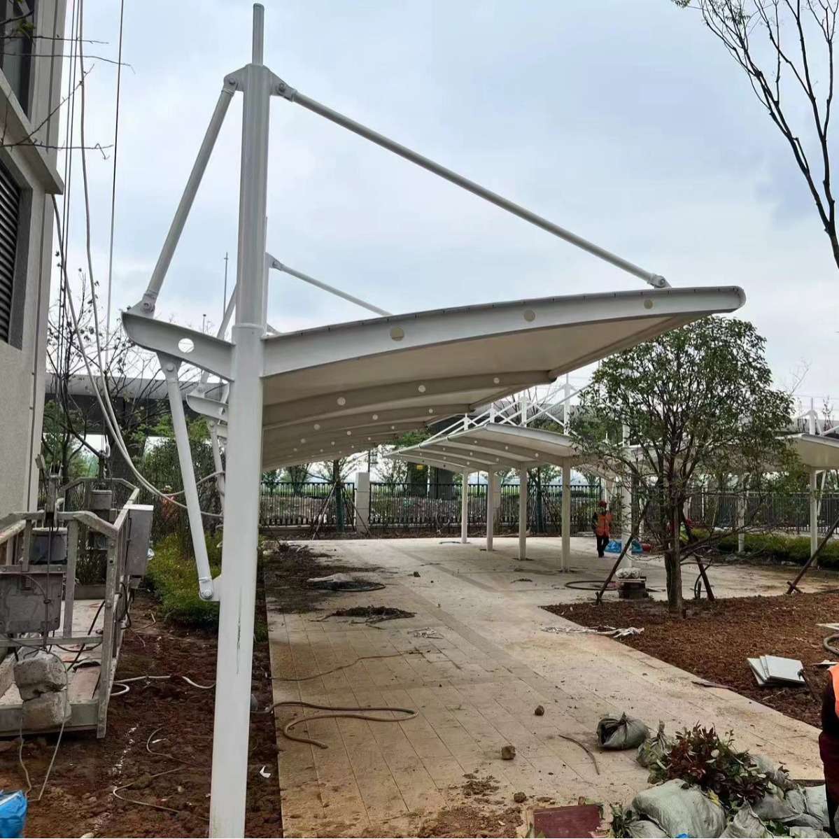 重庆北碚家用小型膜结构停车棚 白色7字形H钢结构汽车遮阳棚雨篷