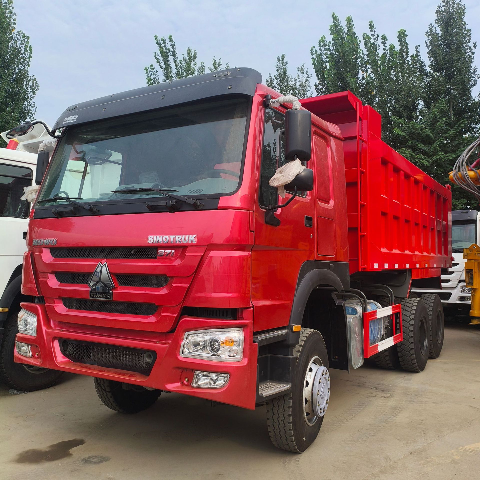 跨境重汽豪沃后八轮自卸车?