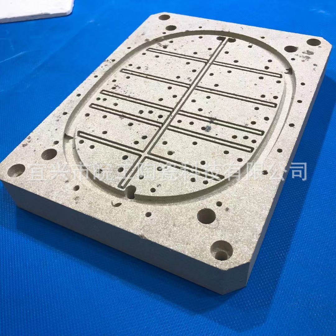堇青石多孔陶瓷板刚玉抗压工业承烧莫来石陶瓷板耐磨高温窑炉附件