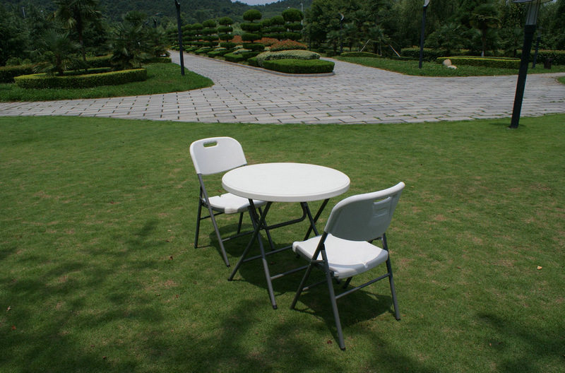 吹塑迷你塑料桌80cm小圆桌两人用户外餐桌塑料PE折叠家具