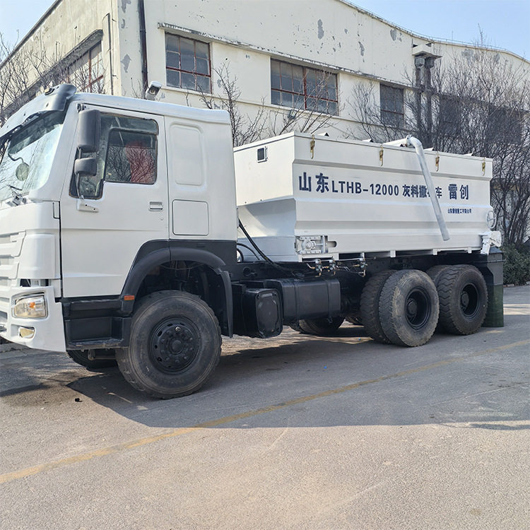 多功能封闭自走式水泥撒布车