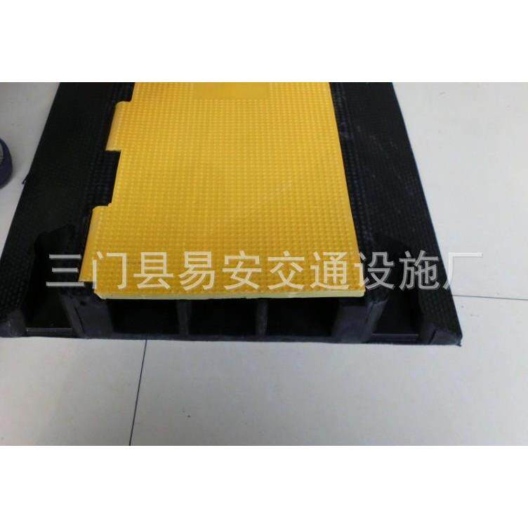 供应优质线槽橡胶线槽减速带 PVC三线槽减速板 橡胶穿线板 保护套