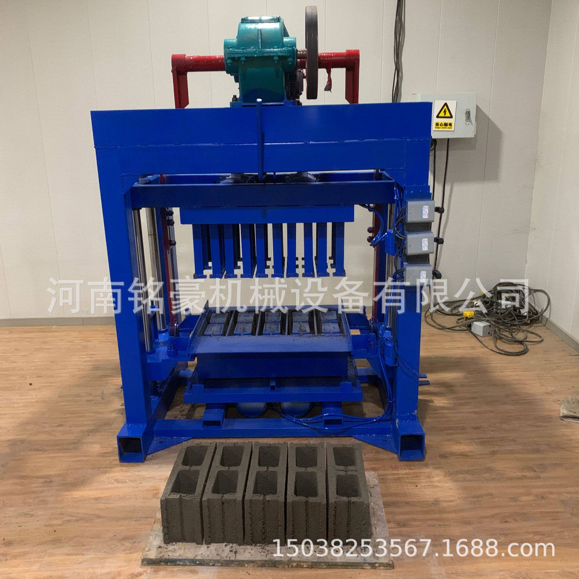 4-40型砖机免烧水泥制砖机面包砖六角空心护坡砖机非洲屋顶砖机