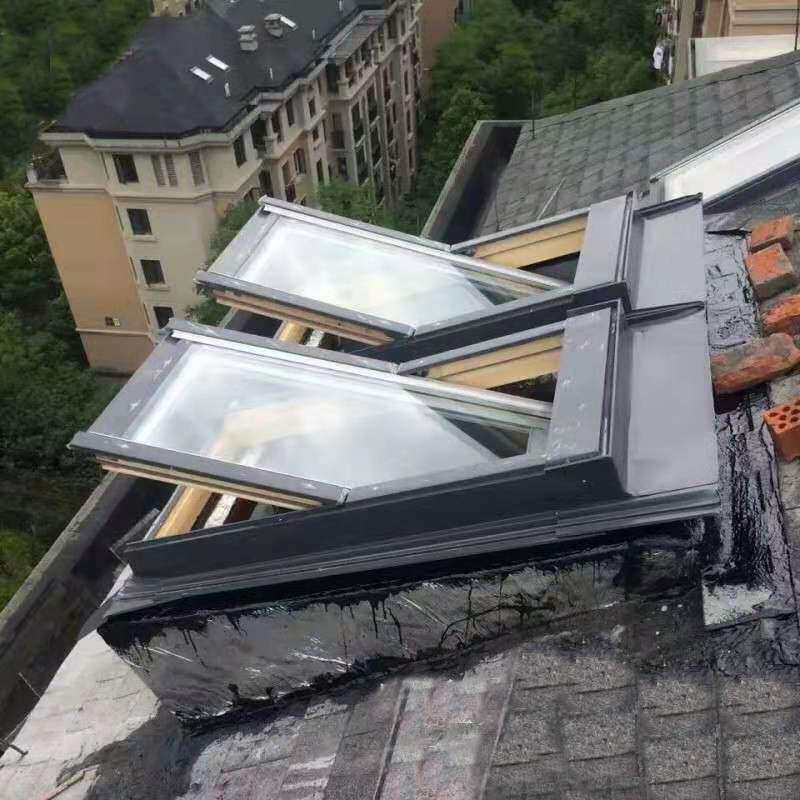 热销阁楼斜屋面天窗屋顶安装铝木天窗进口电动地下室采光井天窗