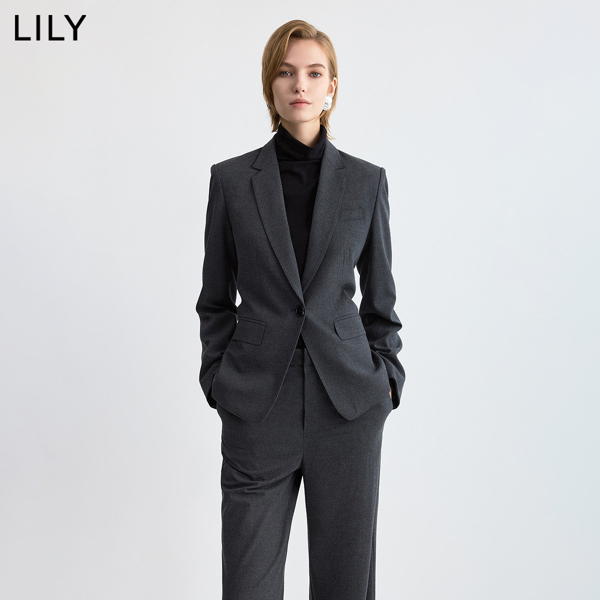LILY2026冬新款复古正肩一粒扣收腰轻商务纯色长袖西装外套女西服