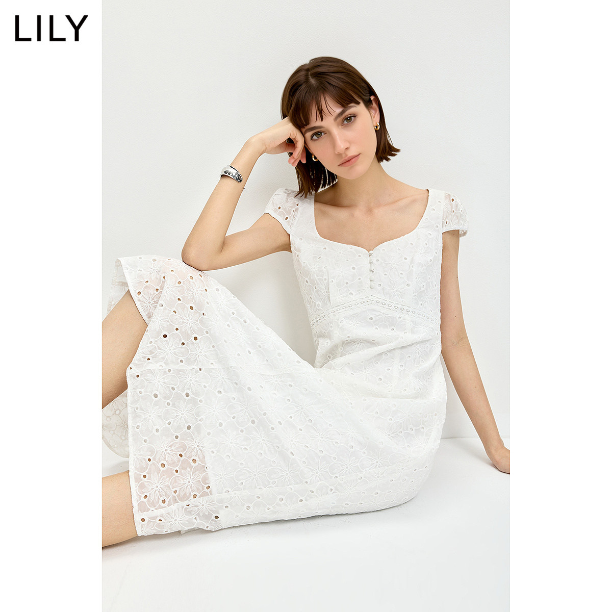 LILY2026夏新款莱赛尔混纺法式镂空绣花气质通勤白色短袖连衣裙女