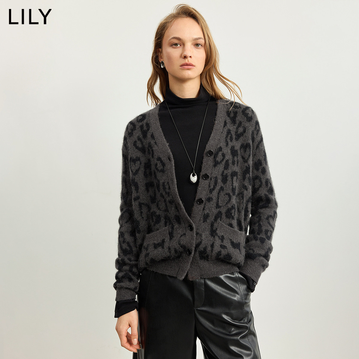 LILY2026冬新款女装羊驼毛混纺复古豹纹V领休闲通勤针织开衫外套