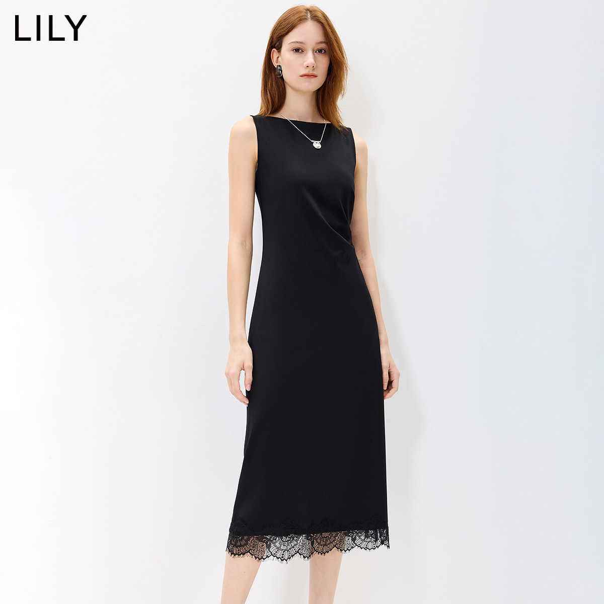LILY2026秋新款复古一字领收腰蕾丝拼接气质通勤黑色无袖连衣裙女