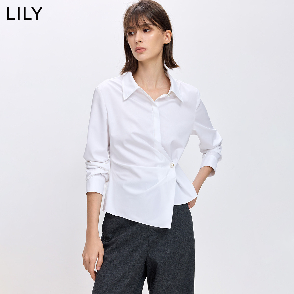 LILY2026春新款女装设计感翻领褶皱收腰气质通勤长袖白色衬衫短款